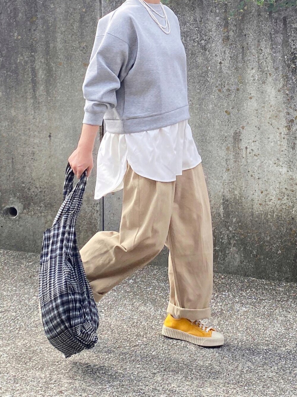 「カジュアル、ゆるコーデ」｜「AIC.の裾ドッキングプルオーバー（Tシャツ/カットソー、グレー系）」を使った、ともさん（レディース・153cm）の秋コーディネートの1枚目の写真