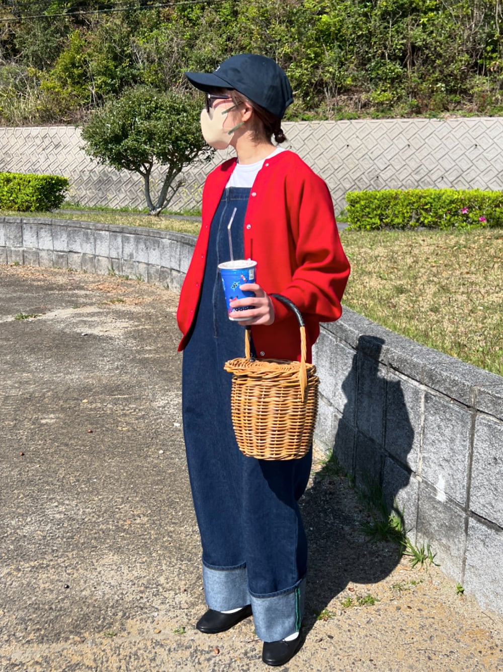 「お洒落さんとつながりたい、オトナカジュアル、きれいめカジュアル、デニム、オーバーオール、サロペット、かごバッグ、バレエシューズ、大人かわいい、休日スタイル」｜「BONLECILLのカラーステッチロールアップハーフジップデニムサロペット（サロペット/オーバーオール、ブルー系）」を使った、ともさん（レディース・153cm）の春コーディネートの1枚目の写真