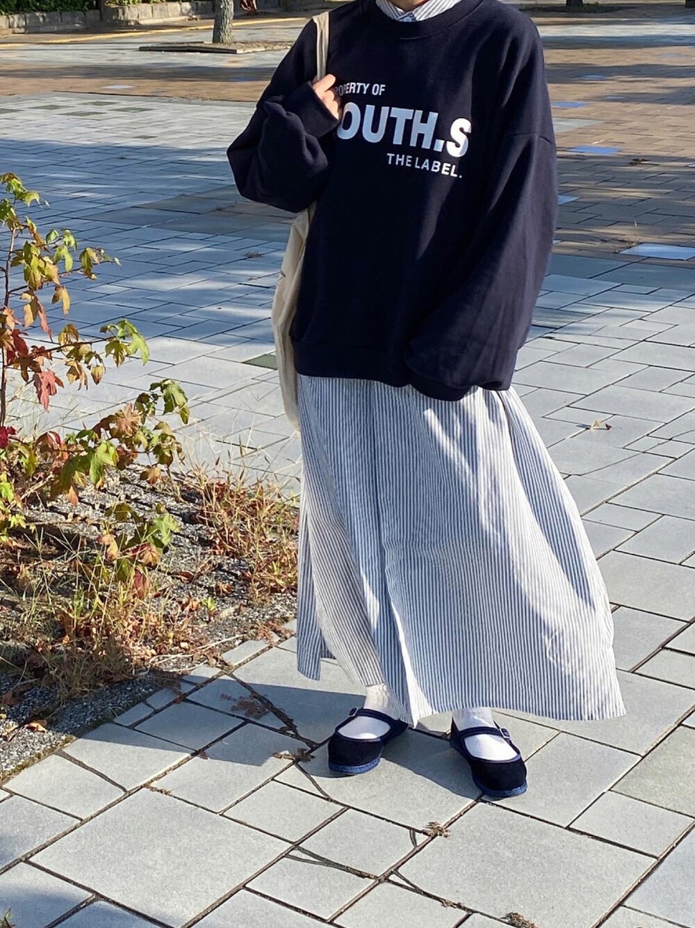 「トートバッグ、レイヤード、ロゴスウェット、ストライプシャツ、シャツワンピ、ロングワンピース、ストライプワンピース、韓国ブランド、カンフーシューズ」｜「Bshopの【drogheria Crivellini】ベルベット ストラップシューズ WOMEN（その他シューズ、ブルー系）」を使った、ともさん（レディース・153cm）の秋コーディネートの1枚目の写真