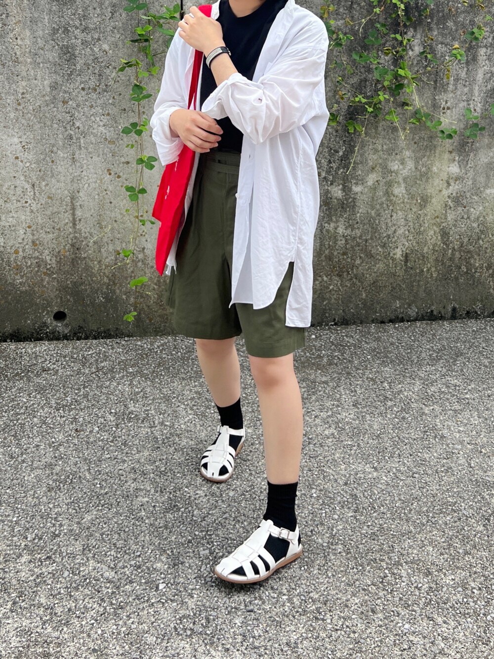 「真夏のアクティブスタイル、オトナカジュアル、夏、きれいめカジュアル、オトナ女子、グルカサンダル、ハーフパンツ、ショートパンツ、トートバッグ、シャツスタイル」｜「COMOLIの15春夏新入荷【COMOLI(コモリ)】バンドカラーシャツ（シャツ/ブラウス、ホワイト系）」を使った、ともさん（レディース・153cm）の夏コーディネートの1枚目の写真