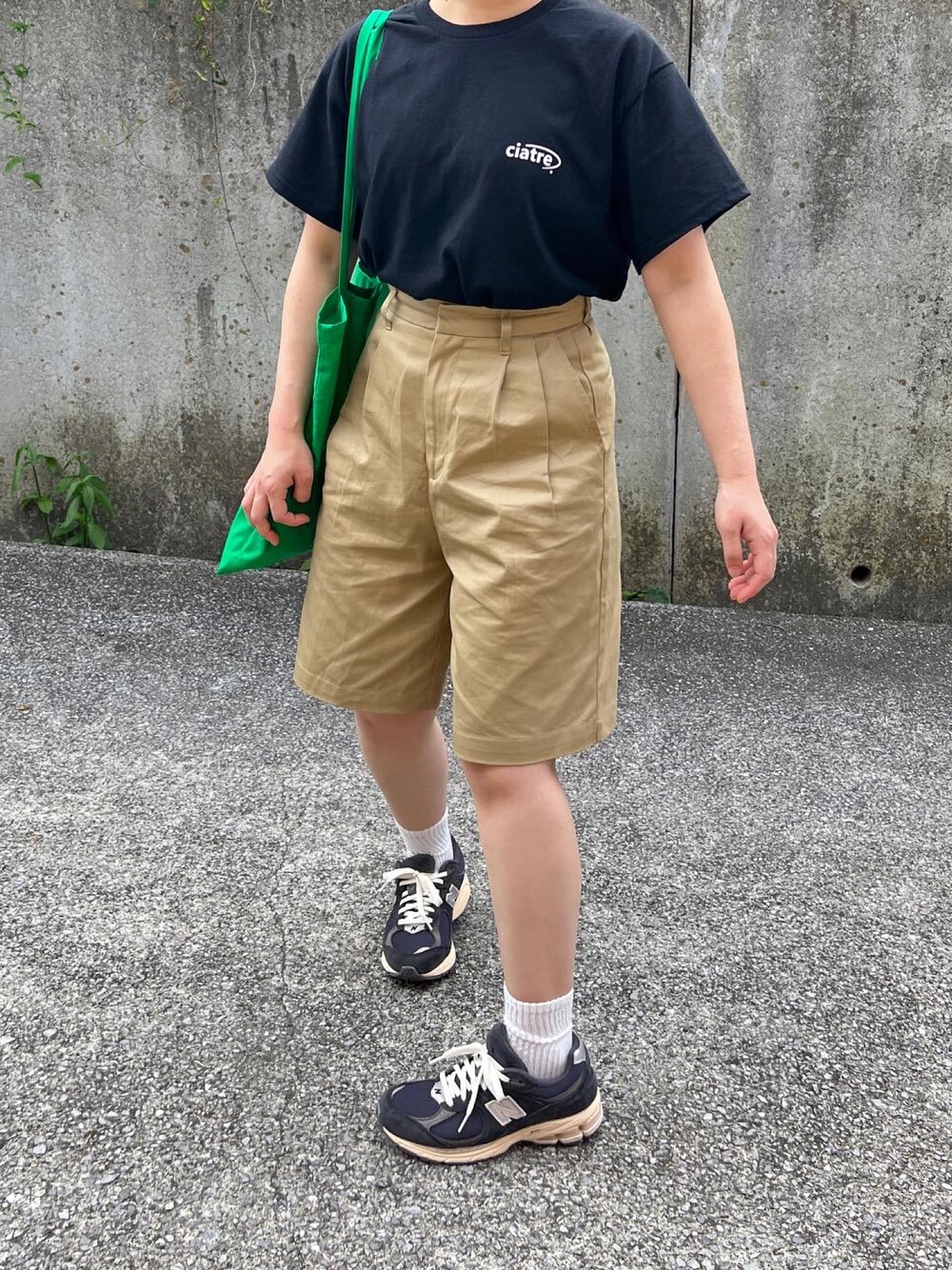 「休日コーデ、Tシャツ、シンプル、低身長女子、ハーフパンツ、ショートパンツ、New Balance、カジュアルコーデ、メンズライク、スニーカー」｜「forksy.の【forksy.】チノ2タックセンタープレスショートパンツ（チノパンツ、ベージュ系）」を使った、ともさん（レディース・153cm）の夏コーディネートの1枚目の写真