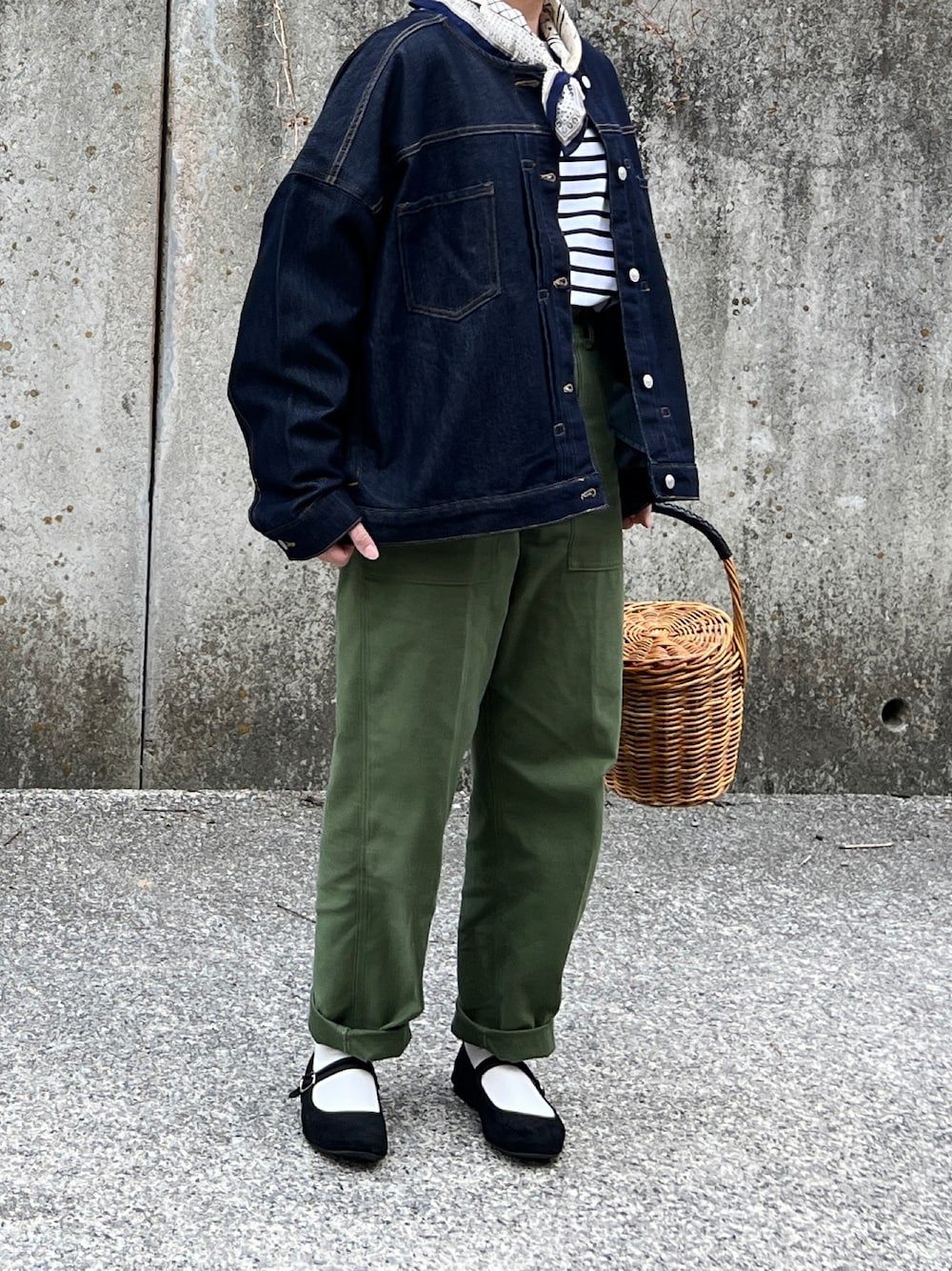 ブルー系のデニムジャケット、グリーン系のその他パンツを着用したレディースの春コーディネートの1枚目の写真