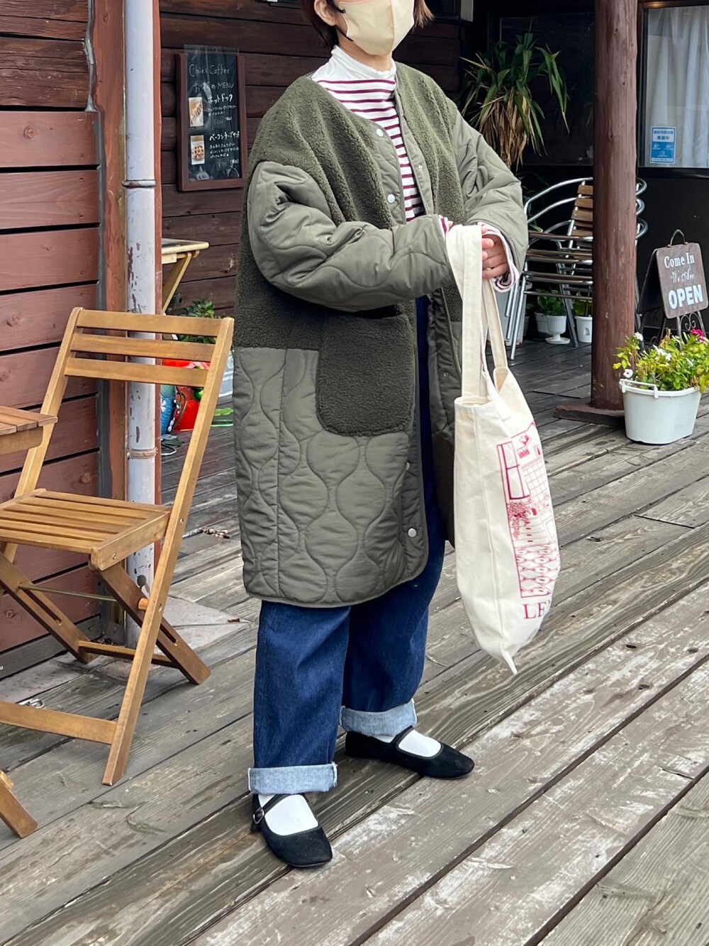 「カジュアルコーデ、秋冬コーデ、低身長女子、オトナカジュアル、パンツコーデ、きれいめカジュアル、ボーダー、バスクシャツ、デニムパンツ、カンフーシューズ」｜「recaのノーカラーボア×ひょうたんキルトコート（その他アウター、グリーン系）」を使った、ともさん（レディース・153cm）の秋コーディネートの1枚目の写真