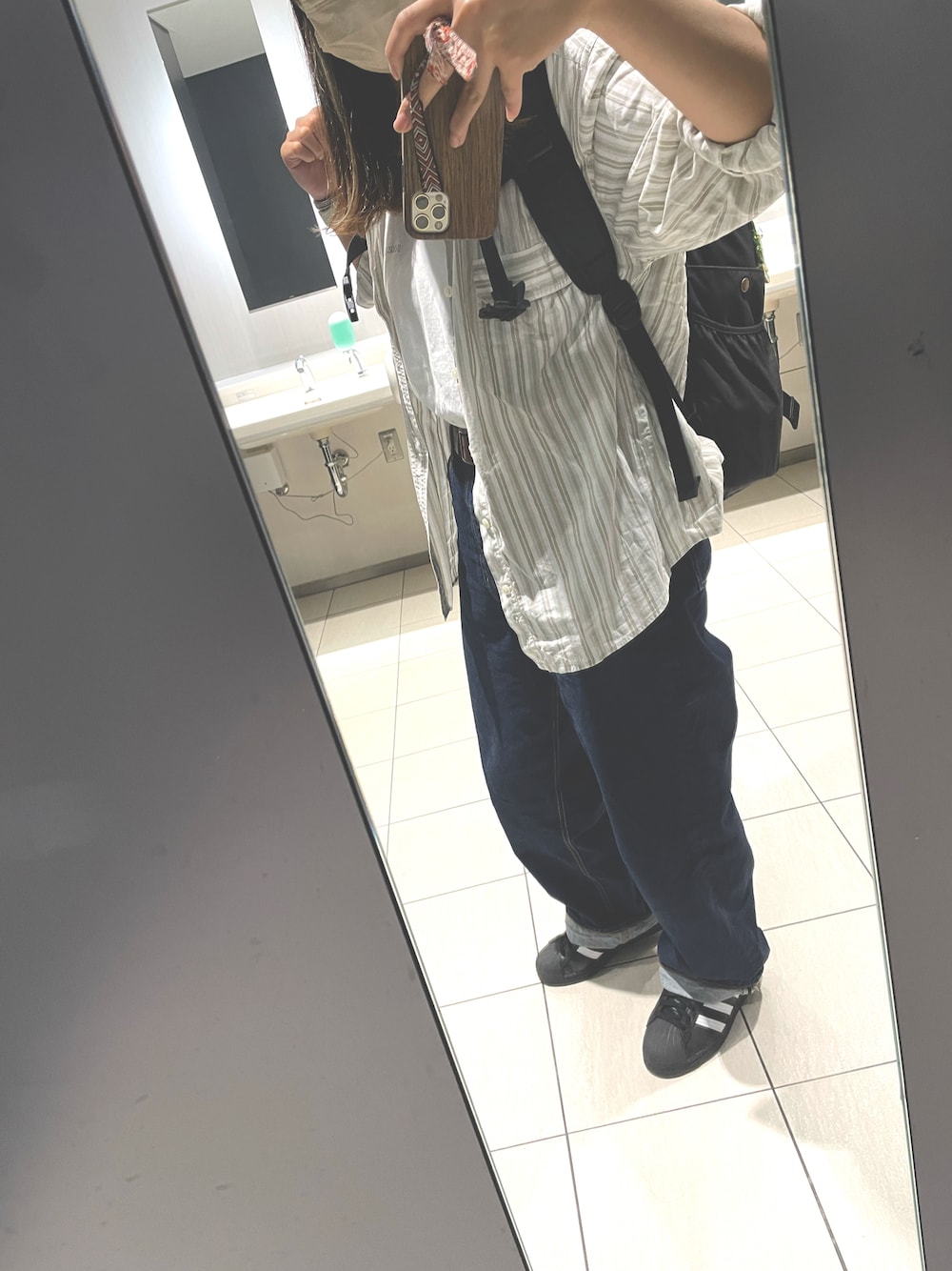 「おじいちゃんコーデ、オールドユニクロ、UNIQLO、古着コーデ、adidas superstar」｜「AZUL by moussyの【20190912販売禁止】ハイウエストワイドデニムパンツ（デニムパンツ、ブルー系）」を使った、mimam！さん（レディース・162cm）の夏コーディネートの1枚目の写真