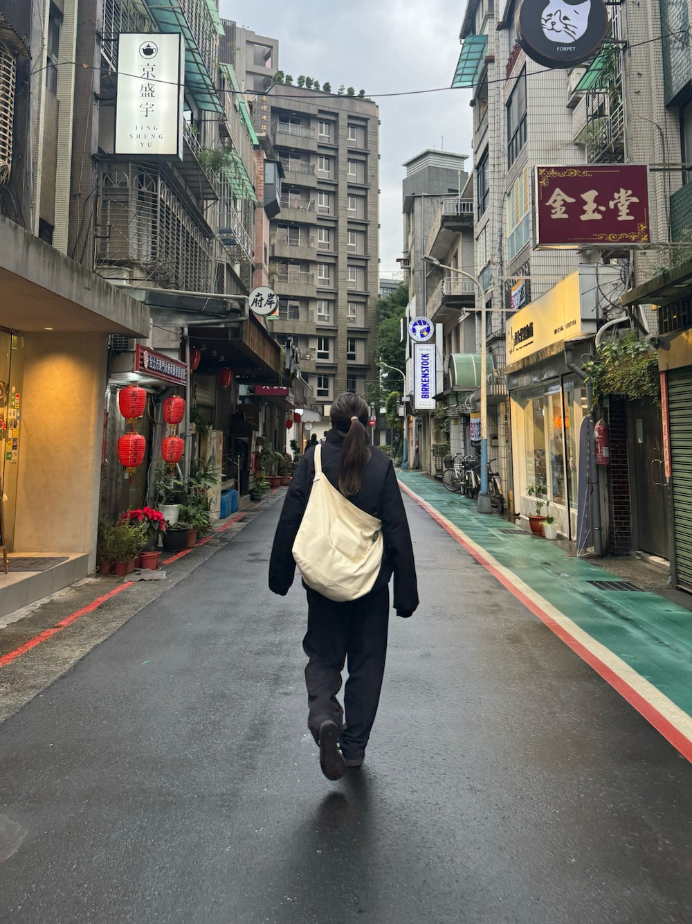 「お出かけコーデ、大人カジュアル、モノトーンコーデ、ブラック、ファッションを楽しもう、シンプルコーデ、ootd、スペツィアル、adidas」｜「VACANCYのSETUP color tapered pants（スラックス、ブラック系）」を使った、mimam！さん（レディース・162cm）の冬コーディネートの1枚目の写真