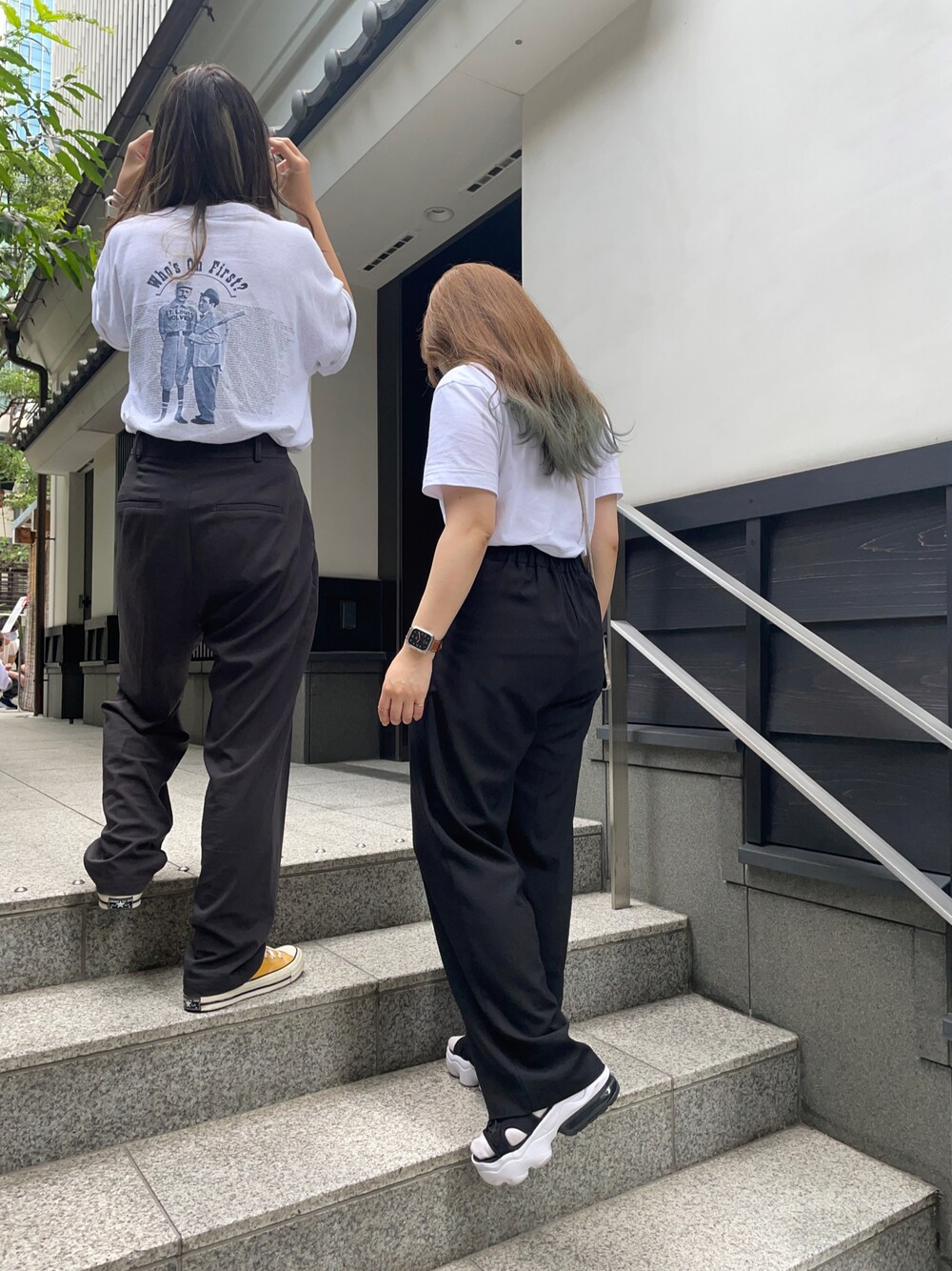 「カジュアル、ゆるコーデ、夏だ！Tシャツ着よう！、Tシャツ、スラックスパンツ、チャックテイラー、converse、夏コーデ」｜「VACANCYのSETUP color tapered pants（スラックス、ブラック系）」を使った、mimam！さん（レディース・162cm）の夏コーディネートの1枚目の写真