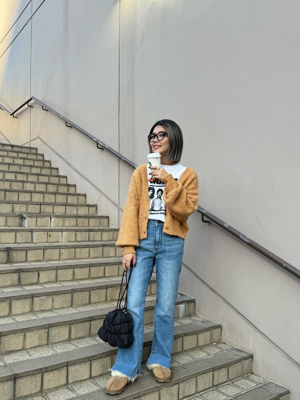 「秋冬コーデ、シンプルスタイル、マイベストコーデ2023、骨格ウェーブ、デニム、キラキラ、ラメニット、UGG、チャオパニックティピー(CIAOPANIC TYPY)、バンドT、ロックT、カジュアルコーデ」｜「CIAOPANIC TYPYのラメシャギー2WAYニットカーディガン（カーディガン/ボレロ、オレンジ系）」を使った、TSUGUさん（レディース・159cm）の冬コーディネートの1枚目の写真