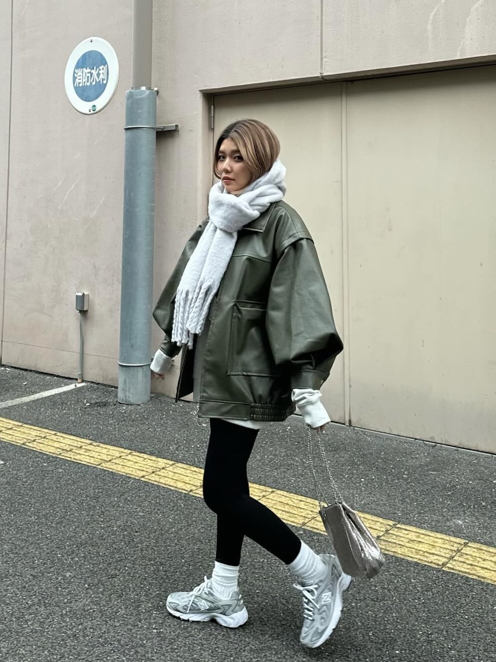 「新星WEARISTAにエントリー、WEARyouthコーデ、カジュアルコーデ、ファッションを楽しもう、おしゃれさんと繋がりたい、レギンス、チャオパニックティピー(CIAOPANIC TYPY)、クリスマスに着たい服、レザージャケット、フェイクレザー、マフラー、バラクラバ、ニューバランス、ママコーデ」｜「GUのアイテム（レギンス/スパッツ、ブラック系）」を使った、TSUGUさん（レディース・159cm）の冬コーディネートの1枚目の写真