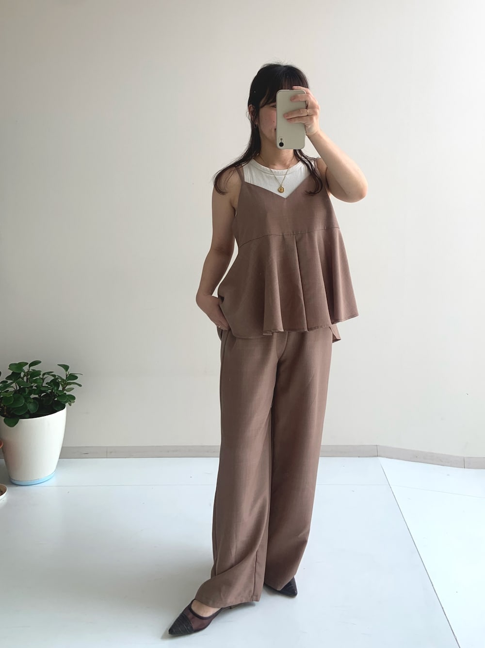 「レイヤードスタイル、骨格ウェーブ、30代、低身長コーデ、150cm台コーデ、夏コーデ、レギュラー、スタッフ、レディースファッション、オトナ女子、夏、ユニクロ、UNIQLO、セットアップ、セットアップスタイル」｜「nissenのキャミソールセットアップ（タックキャミソール＋セミワイドパンツ）＜大きいサイズ有＞（セットアップ、ブラウン系）」を使った、たかゆかさん（レディース・154cm）の夏コーディネートの1枚目の写真