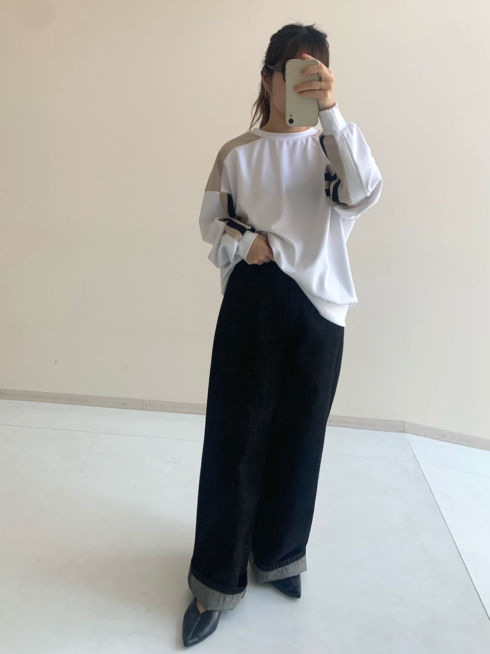 「ロンT、プチプラ、レディースファッション、レギュラー、スタッフ、30代コーデ、150cm台コーデ、30代、Be praised、Soiunique、キレイめカジュアル、パンツコーデ、ママコーデ」｜「nissenの肉厚ポンチ素材ライン使いプルオーバー ［Soiunique］（Tシャツ/カットソー、ホワイト系）」を使った、たかゆかさん（レディース・154cm）の春コーディネートの1枚目の写真