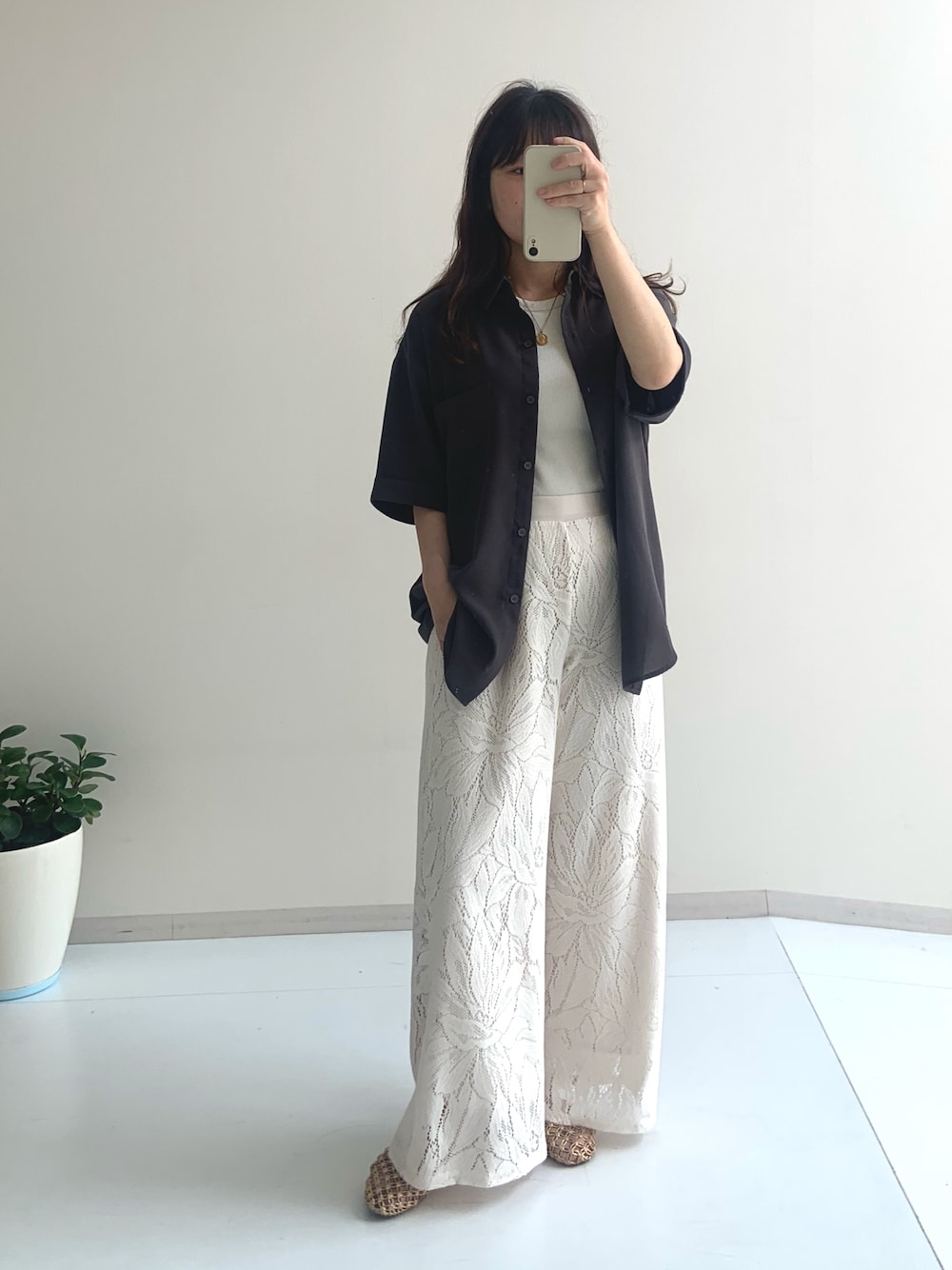 「サンダル、オトナ女子、休日スタイル、ラクチンコーデ、シンプルスタイル、レディースファッション、スタッフ、レギュラー、夏コーデ、きれいめカジュアル、Soiunique、低身長コーデ、150cm台コーデ」｜「Soiuniqueの大柄カーテンレースワイドパンツ［Soiunique］（その他パンツ、ホワイト系）」を使った、たかゆかさん（レディース・154cm）の夏コーディネートの1枚目の写真