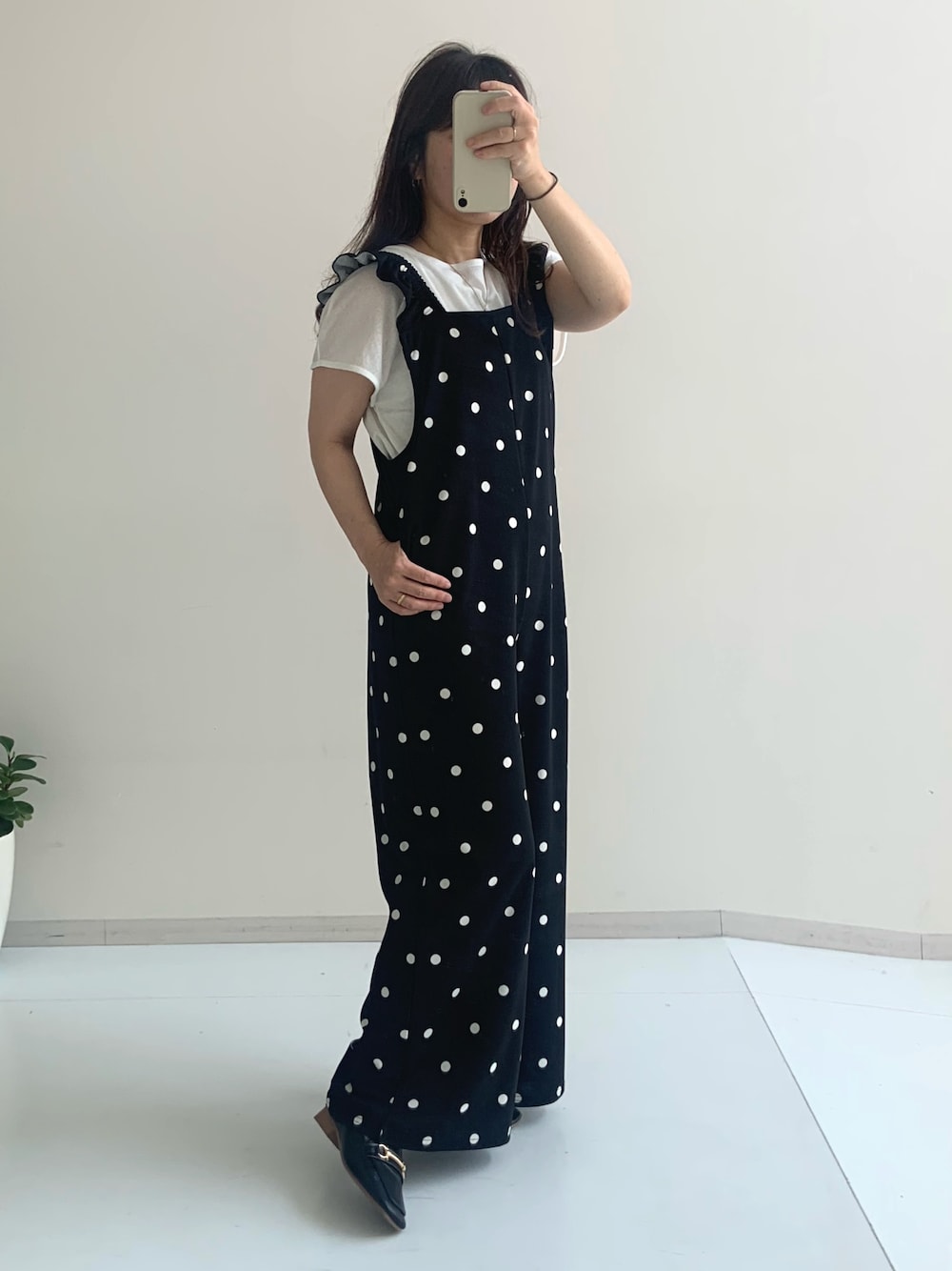 「白Tシャツ、骨格ウェーブ、30代、150cm台コーデ、Be praised、夏コーデ、レギュラー、スタッフ、レディースファッション、カジュアルスタイル、お出かけコーデ、夏、オトナ女子」｜「nissenの【UV・接触冷感・吸汗速乾】総柄サロペットパンツ（サロペット/オーバーオール、ブラック系）」を使った、たかゆかさん（レディース・154cm）の夏コーディネートの1枚目の写真