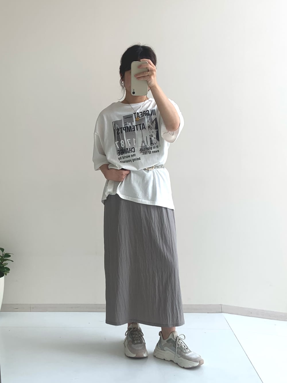 「レイヤードスタイル、スポーツミックス、白Tシャツ、骨格ウェーブ、30代、150cm台コーデ、低身長コーデ、レギュラー、Be praised、レディースファッション、お出かけコーデ、休日スタイル、ラクチンコーデ、スタッフ」｜「nissenの＜大きいサイズ＞ 綿100％ゆるシルエットプリントＴシャツ（接触冷感）（Tシャツ/カットソー、ホワイト系）」を使った、たかゆかさん（レディース・154cm）の夏コーディネートの1枚目の写真