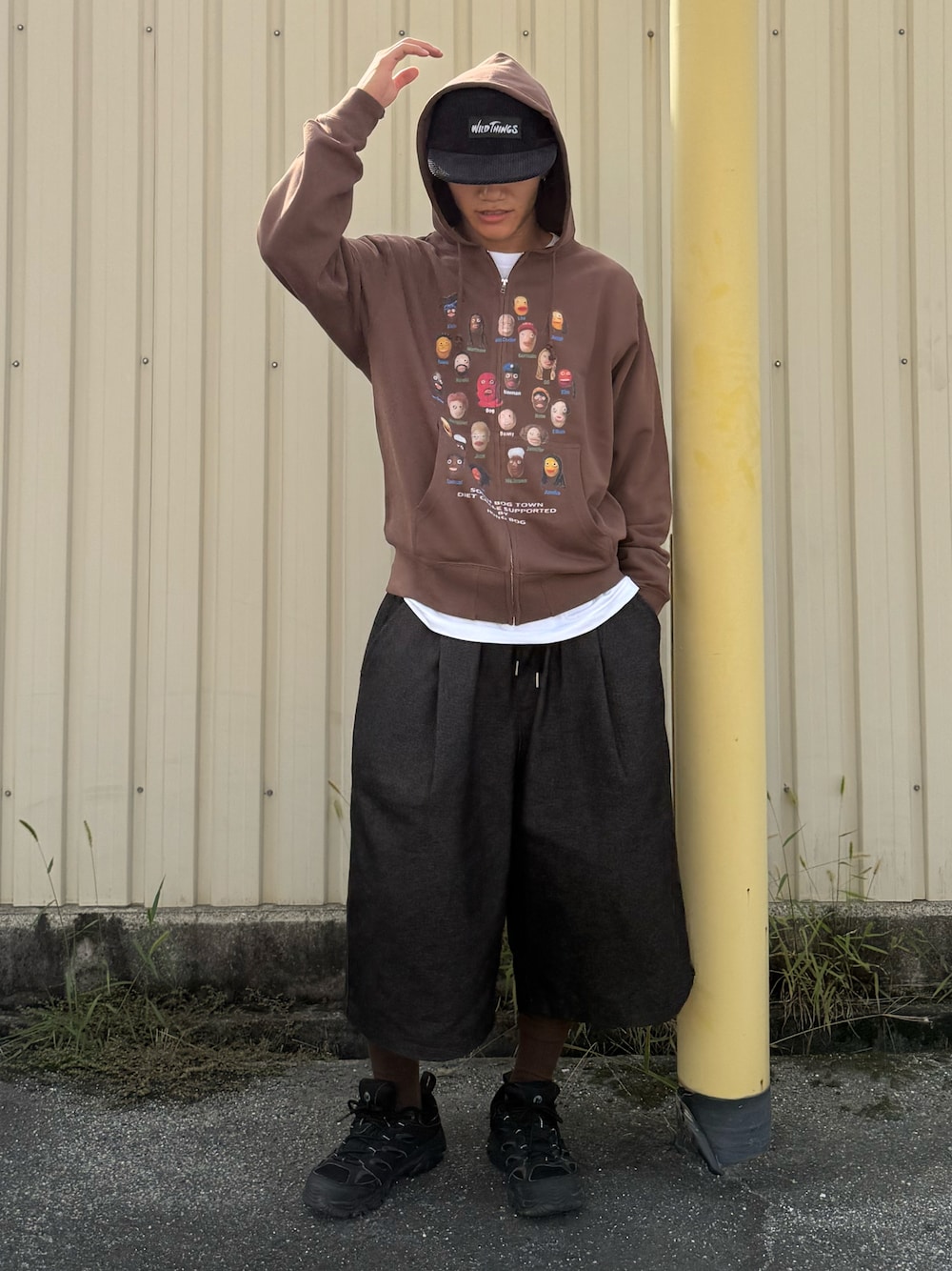 ブラック系のスニーカー、ブラウン系のパーカー、ブラック系のデニムパンツを着用したメンズの秋コーディネートの1枚目の写真