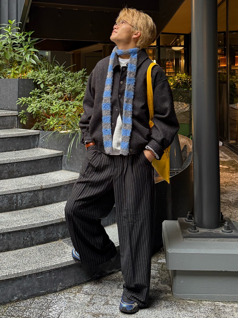 グレー系のスウェット、ブラック系のブルゾン、ブラック系のスラックスを着用したメンズの冬コーディネートの1枚目の写真