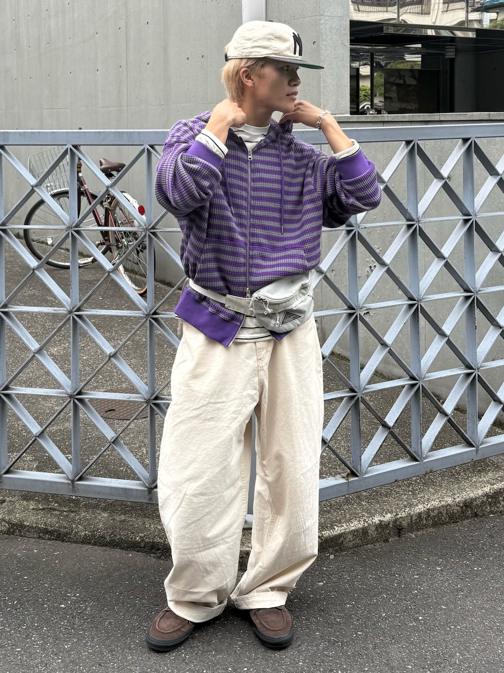 パーカーを使った「白パンツコーデ」のメンズ人気ファッション