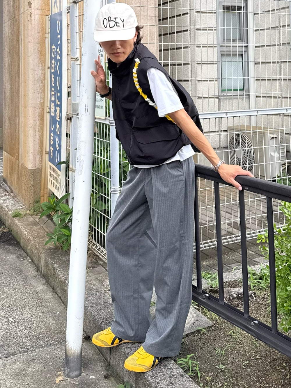 「夏コーデ、キャップ、キャップコーデ、オニツカタイガー、ストライプパンツ、グレースラックス、ベストコーデ、スラックス、大人カジュアル、メンズコーデ、シンプルスタイル、休日スタイル、ootd、大人コーデ」｜「OBEYのOBEY/オベイ キャップ JOT 6PANEL VELCRO BACK 100580405（キャップ、ベージュ系）」を使った、reijiro さん（メンズ・165cm）の夏コーディネートの1枚目の写真