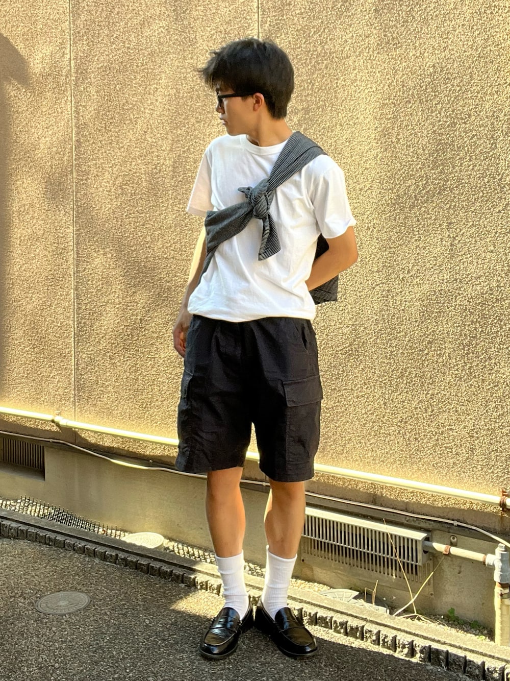 「夏コーデ、レイヤードスタイル、シンプルコーデ、初夏コーデ、おしゃれさんと繋がりたい、大人カジュアル、白Tシャツ、ハーフパンツ、ローファー×靴下、シティーボーイ、シティースタイル、お出かけコーデ、夏服、大人コーデ、いいね、save、フォローお願いします🤑」｜「UNIQLOの50色ソックス（消臭機能付き）（ソックス/靴下、ホワイト系）」を使った、reijiro さん（メンズ・165cm）の夏コーディネートの1枚目の写真