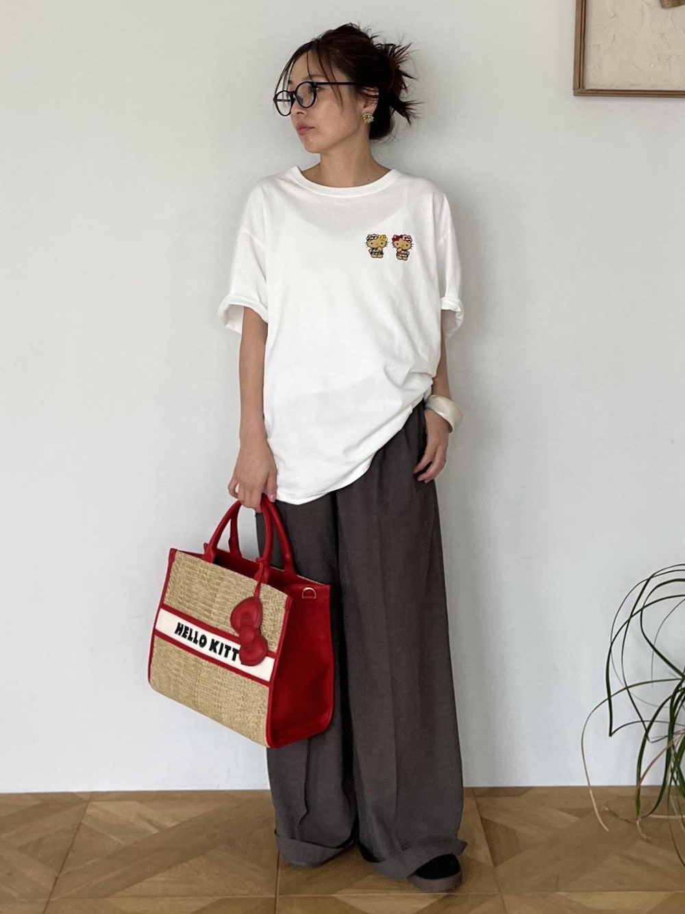 レッド系のトートバッグ、ホワイト系のTシャツ/カットソーを着用したレディースの夏コーディネートの1枚目の写真