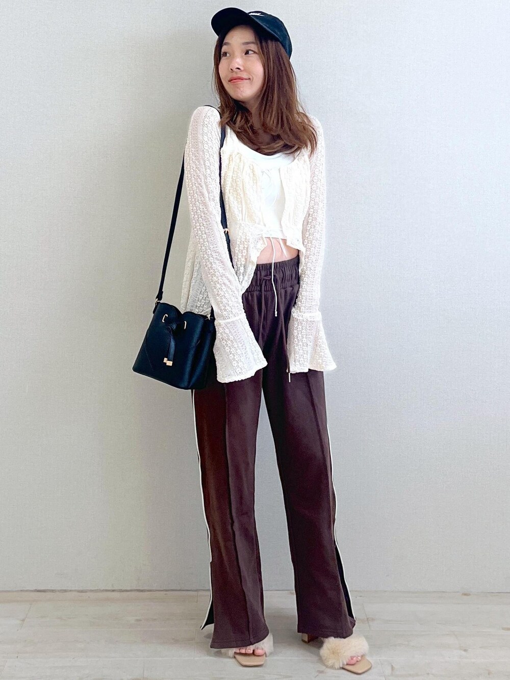 ホワイト系のキャミソール、ベージュ系のドレスシューズ、ホワイト系のシャツ/ブラウスを着用したレディースの夏コーディネートの1枚目の写真