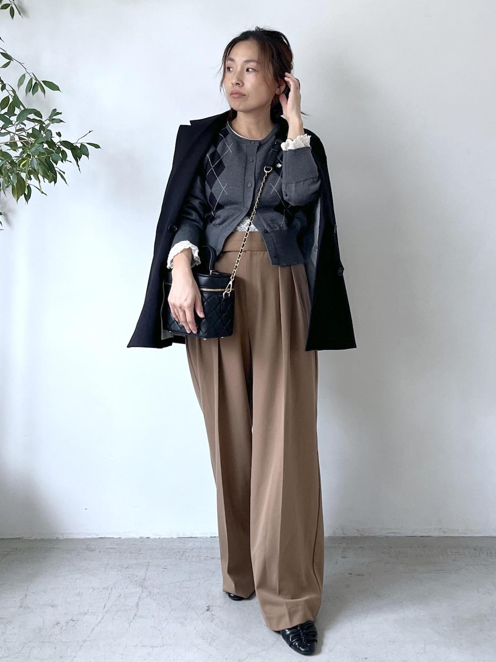 ブラック系のテーラードジャケット、ホワイト系のTシャツ/カットソー、ブラック系のパンプスを着用したレディースの秋コーディネートの1枚目の写真