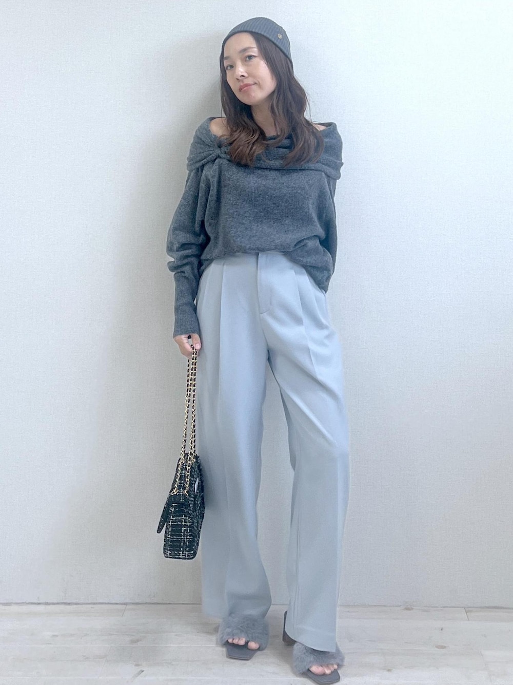 グレー系のドレスシューズ、ブラック系のショルダーバッグ、グレー系のニット/セーターを着用したレディースの秋コーディネートの1枚目の写真