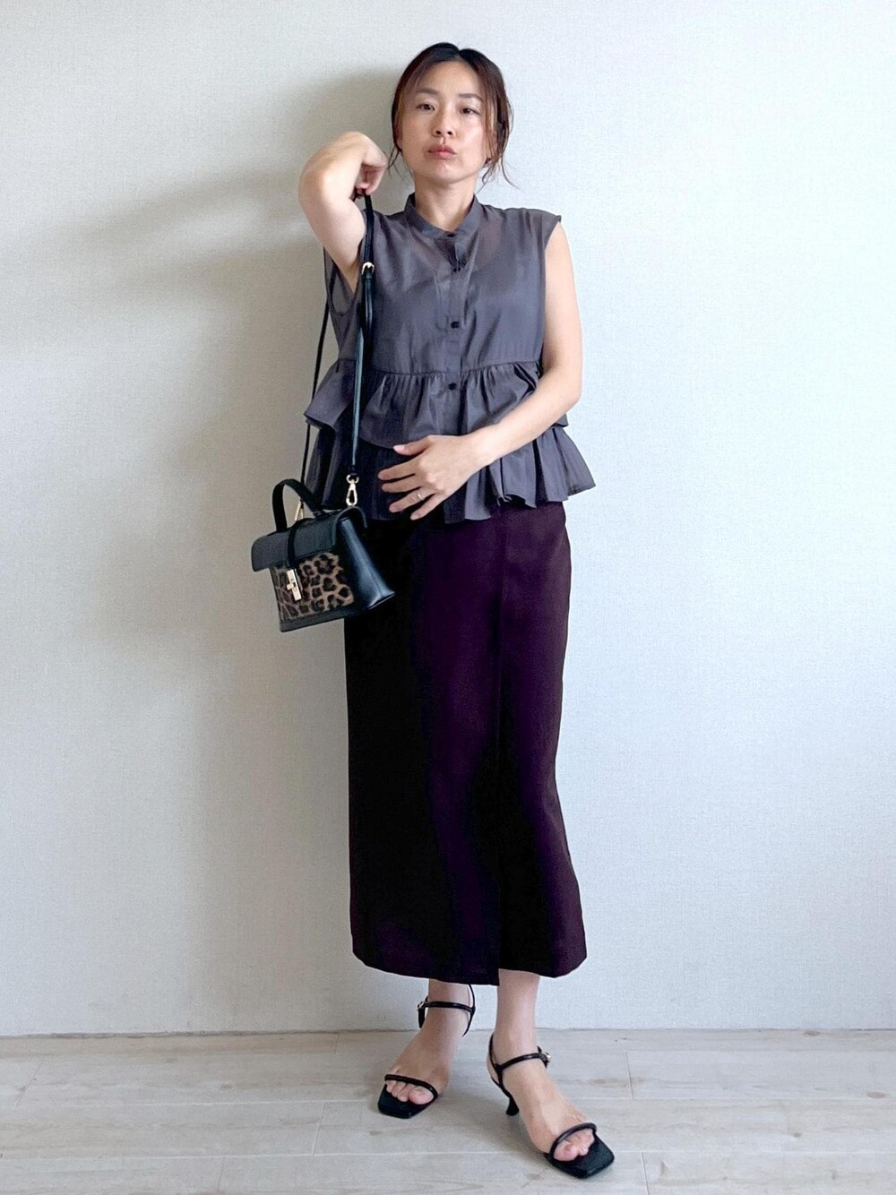 ブラック系のサンダル、ブラウン系のスカート、グレー系のシャツ/ブラウスを着用したレディースの夏コーディネートの1枚目の写真