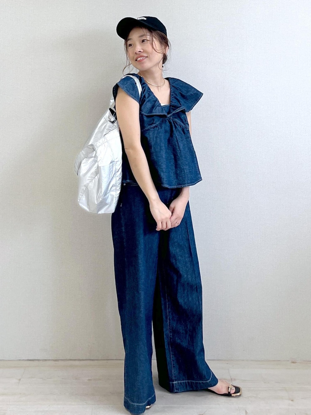 ブラック系のサンダル、シルバー系のトートバッグ、ブルー系のシャツ/ブラウスを着用したレディースの夏コーディネートの1枚目の写真