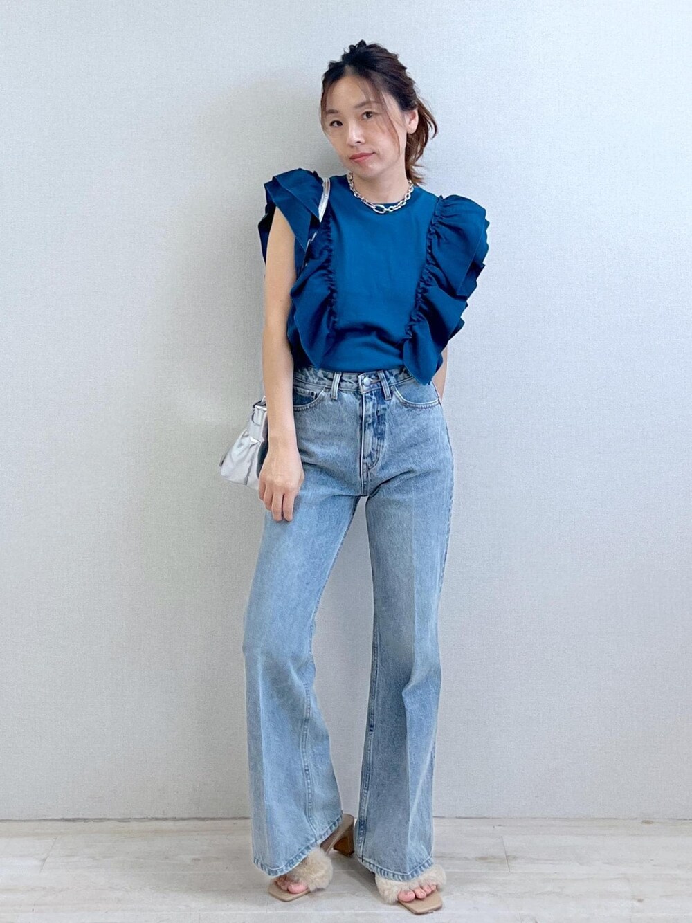 ベージュ系のドレスシューズ、ブルー系のTシャツ/カットソー、ブルー系のデニムパンツを着用したレディースの夏コーディネートの1枚目の写真