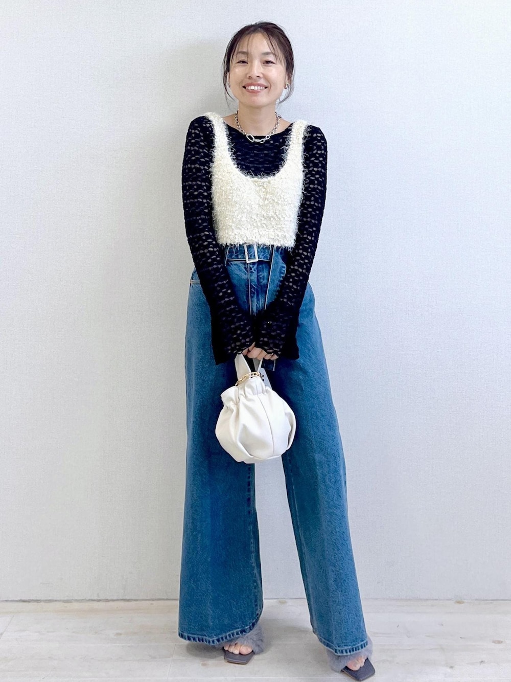 ブラック系のキャミソール、グレー系のドレスシューズ、ホワイト系のキャミソールを着用したレディースの秋コーディネートの1枚目の写真