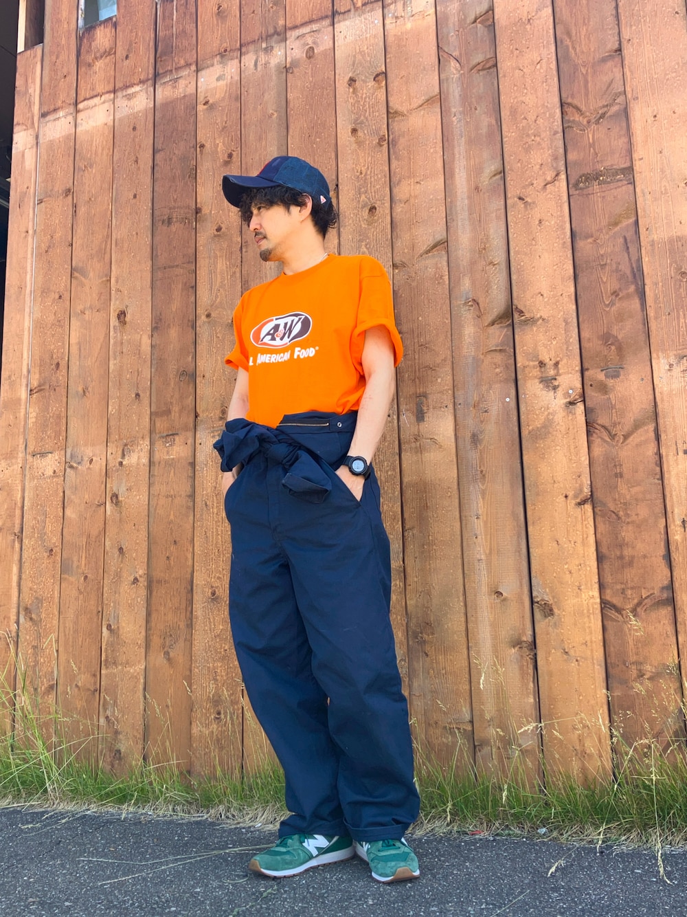 「ストリート、アメカジコーデ、スニーカーコーデ、夏コーデ、つなぎ、仕事着、ニューバランス」｜「A&Wのアイテム（Tシャツ/カットソー、オレンジ系）」を使った、dsk1005さん（メンズ・172cm）の夏コーディネートの1枚目の写真