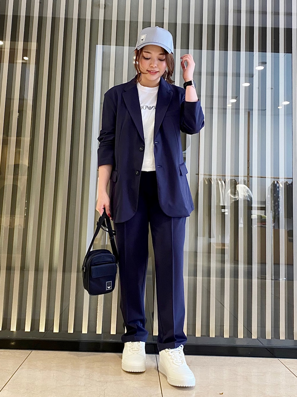 「EMPORIO ARMANI、エンポリオアルマーニ、春服コーデ、ジャケット、ジャケットスタイル、メンズライク、白Tシャツ、白スニーカー、キャップ、セットアップ、パンツスタイル、オフィスカジュアル、メンズファッション、お仕事コーデ、ネイビー」｜「EMPORIO ARMANIの【エンポリオ アルマーニ】トラベルエッセンシャル パンツ ナイロン製 ピンタック＆伸縮ウエスト（その他パンツ、ブルー系）」を使った、airi naruseさん（レディース・157cm）の春コーディネートの1枚目の写真