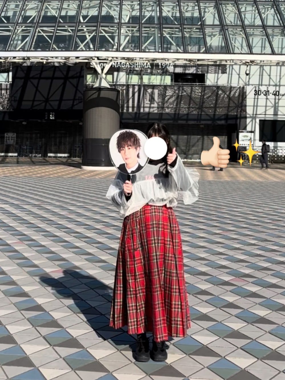 「ライブコーデ、参戦服、参戦服コーデ、赤チェック、ライブ、東京ドーム」｜「SHEINのアイテム（トップス、ホワイト系）」を使った、momoさん（レディース・151cm）の夏コーディネートの1枚目の写真