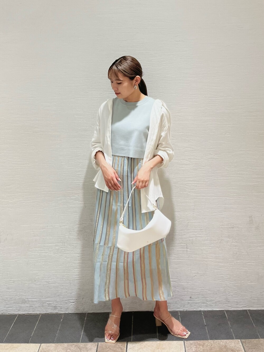 ブルー系のワンピース、ホワイト系のシャツ/ブラウス、その他のサンダルを着用したレディースの夏コーディネートの1枚目の写真