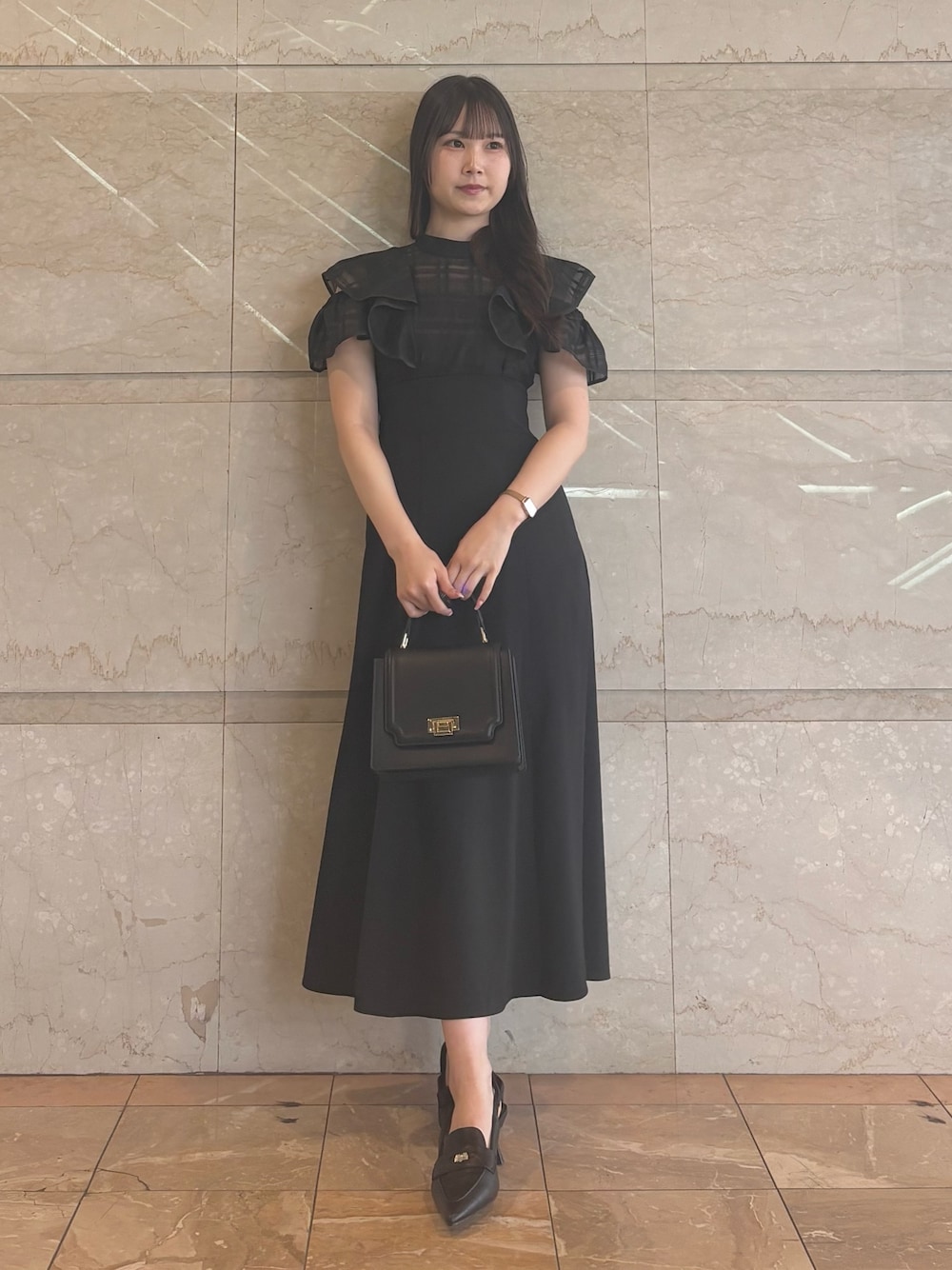 「MERCURYDUOのアコーディオンスクエアバッグ（ハンドバッグ、ブラック系）」を使った、NANAさん（レディース・155cm）の夏コーディネートの1枚目の写真