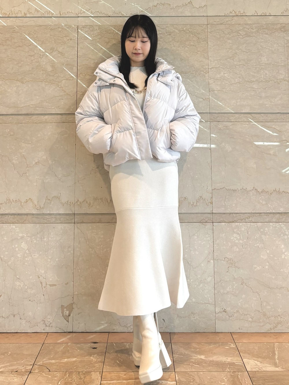 ホワイト系のワンピース、ホワイト系のブーツ、パープル系のダウンジャケット/コートを着用したレディースの秋コーディネートの1枚目の写真