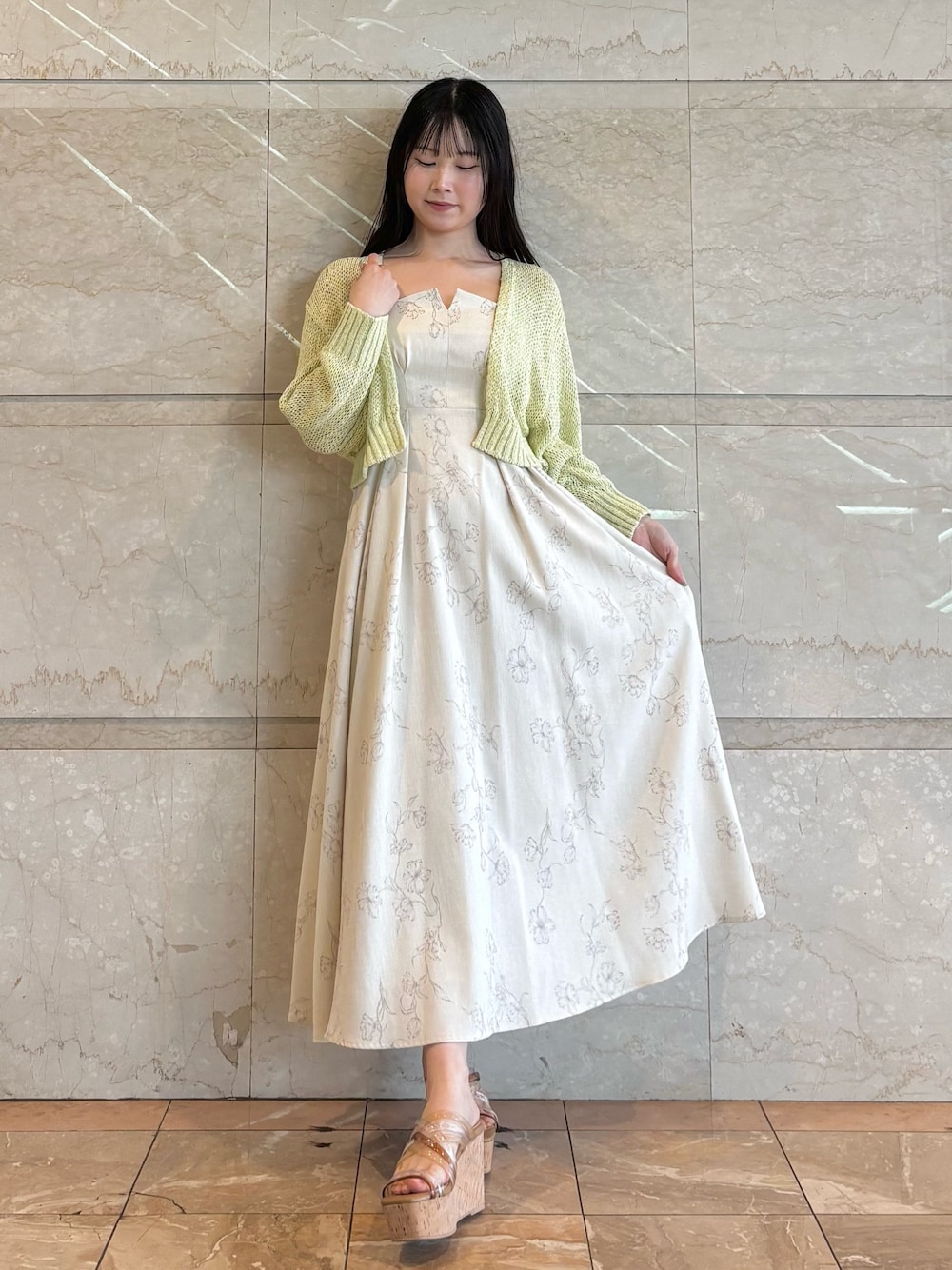 「MERCURYDUOのリネンライクバックレースアップキャミワンピース（ワンピース、ホワイト系）」を使った、NANAさん（レディース・155cm）の春コーディネートの1枚目の写真