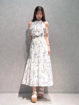 「MERCURYDUO（マーキュリーデュオ）の花柄アメスリラッフルワンピース（ワンピース、ホワイト系）」を使った、NANAさん（レディース・155cm）の春コーディネート