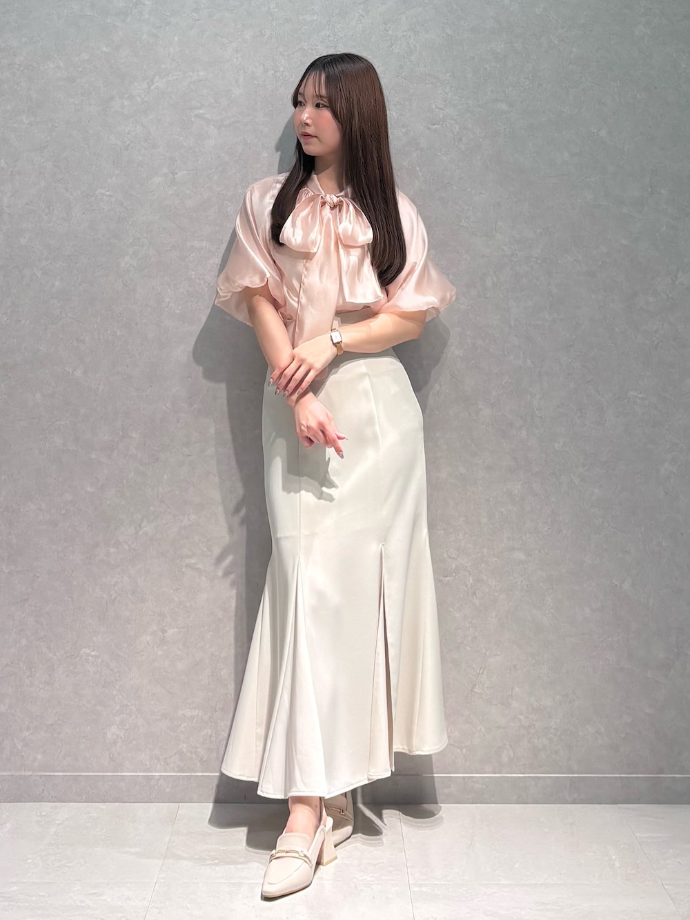 ホワイト系のスカート、ピンク系のシャツ/ブラウス、ホワイト系のパンプスを着用したレディースの春コーディネートの1枚目の写真
