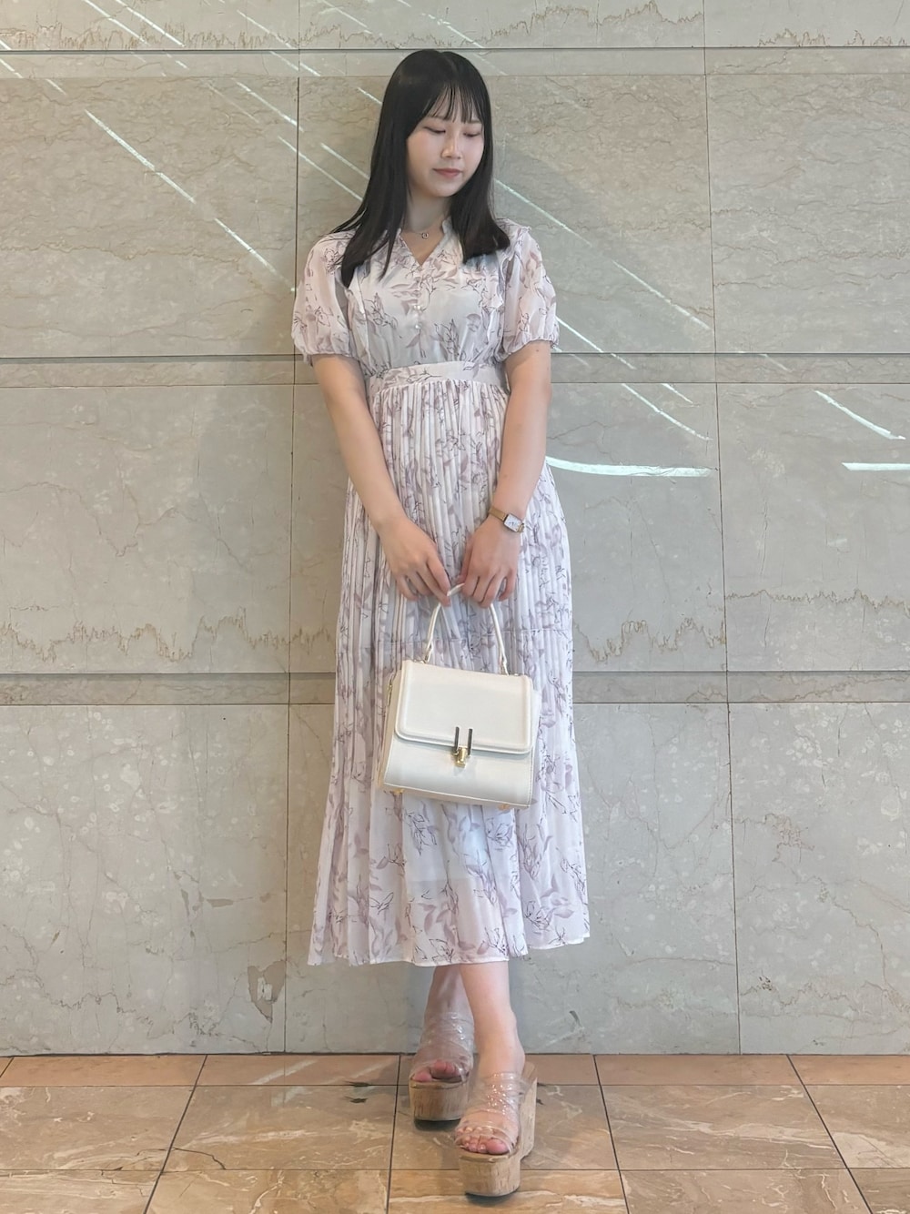 その他のサンダル、ホワイト系のショルダーバッグ、ピンク系のワンピースを着用したレディースの夏コーディネートの1枚目の写真
