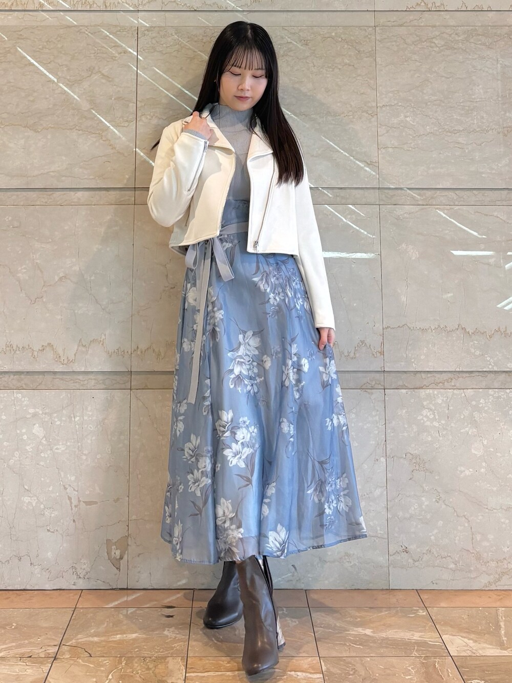 「MERCURYDUOのフラワードッキングコルセットニットワンピース　花柄（ワンピース、ブルー系）」を使った、NANAさん（レディース・155cm）の冬コーディネートの1枚目の写真
