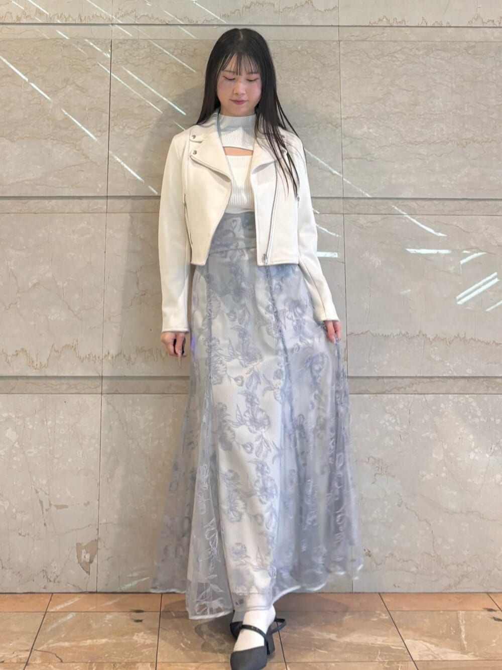 「春服コーデ、オトナカワイイ、ootd」｜「MERCURYDUOのラインフラワーバックレースアップ刺繍スカート（スカート、ブルー系）」を使った、NANAさん（レディース・155cm）の春コーディネートの1枚目の写真