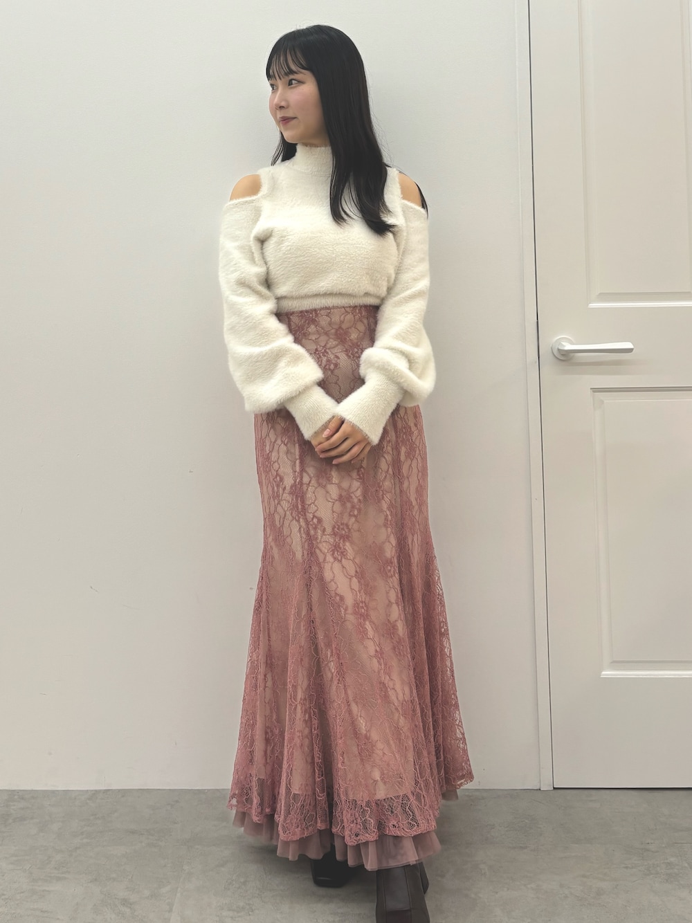 「MERCURYDUOの裾チュールレースマーメイドスカート（スカート、ピンク系）」を使った、NANAさん（レディース・155cm）の秋コーディネートの1枚目の写真
