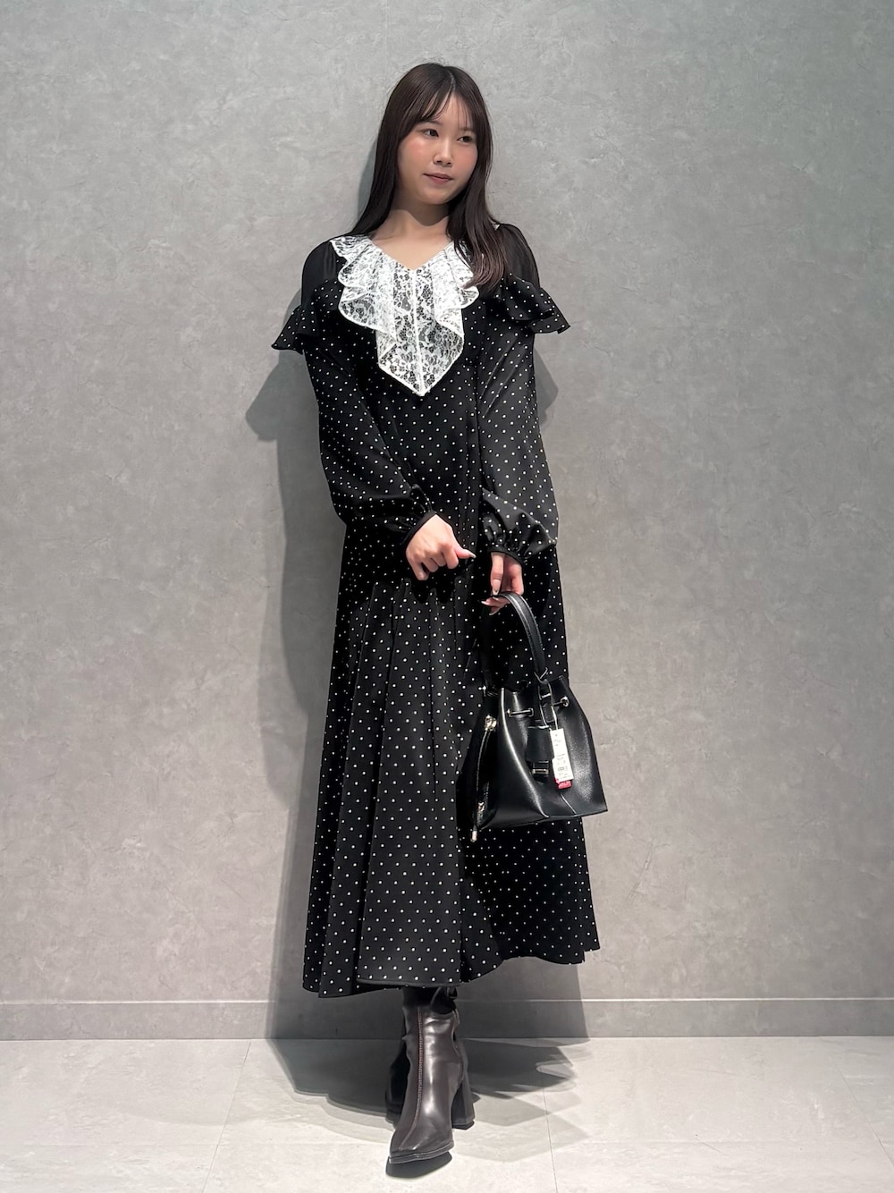 その他のワンピース、ブラウン系のブーツ、ブラック系のショルダーバッグを着用したレディースの冬コーディネートの1枚目の写真