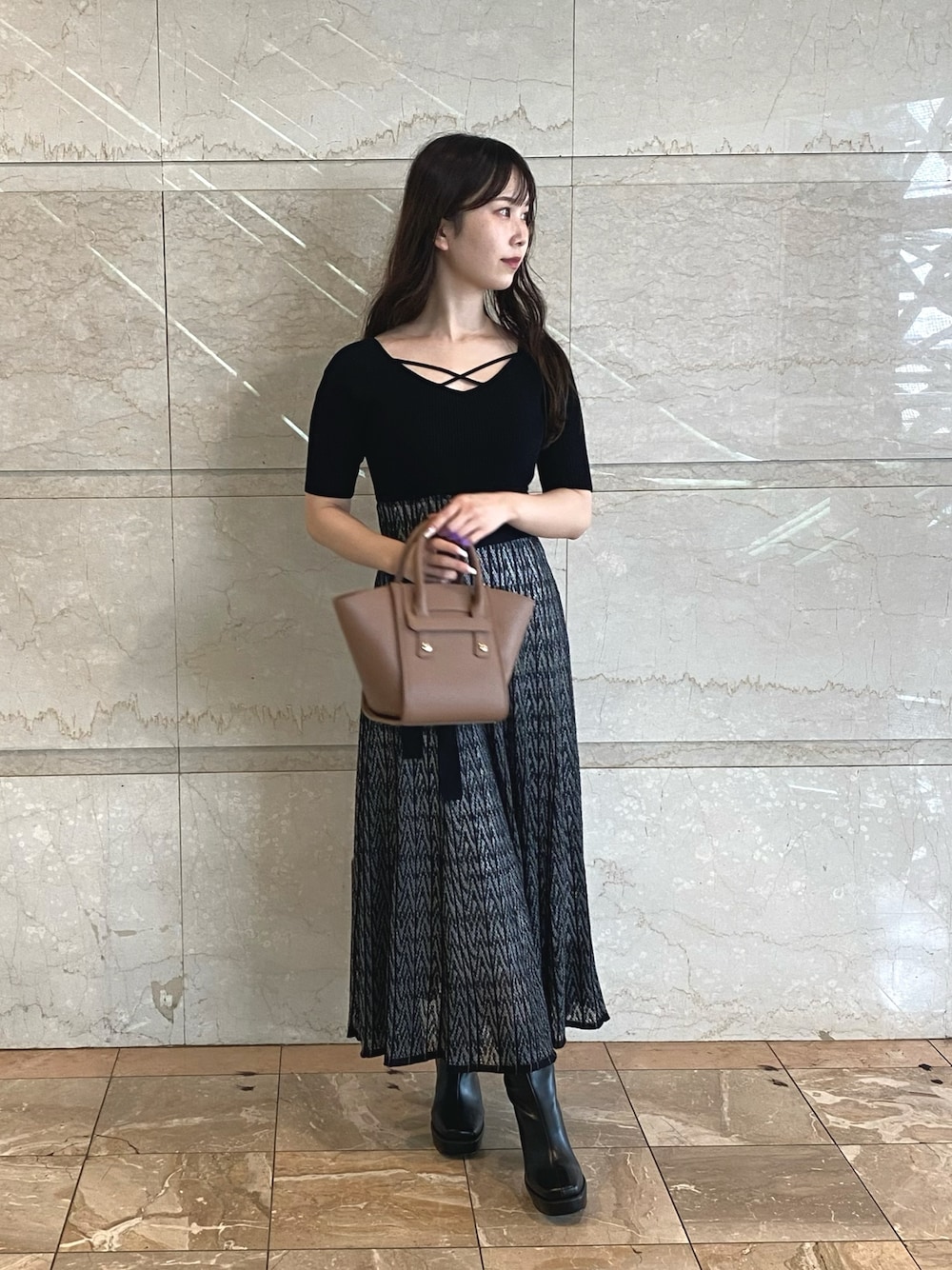 「MERCURYDUOのフェイクレザーミニトート（トートバッグ、ブラウン系）」を使った、NANAさん（レディース・155cm）の夏コーディネートの1枚目の写真
