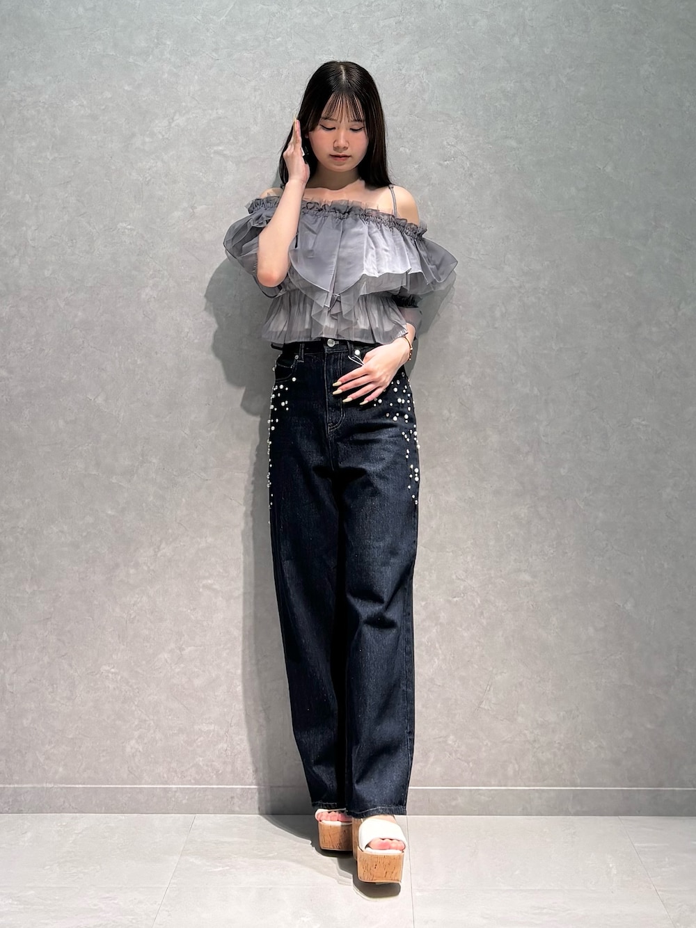 ブルー系のデニムパンツ、グレー系のシャツ/ブラウス、ホワイト系のサンダルを着用したレディースの夏コーディネートの1枚目の写真