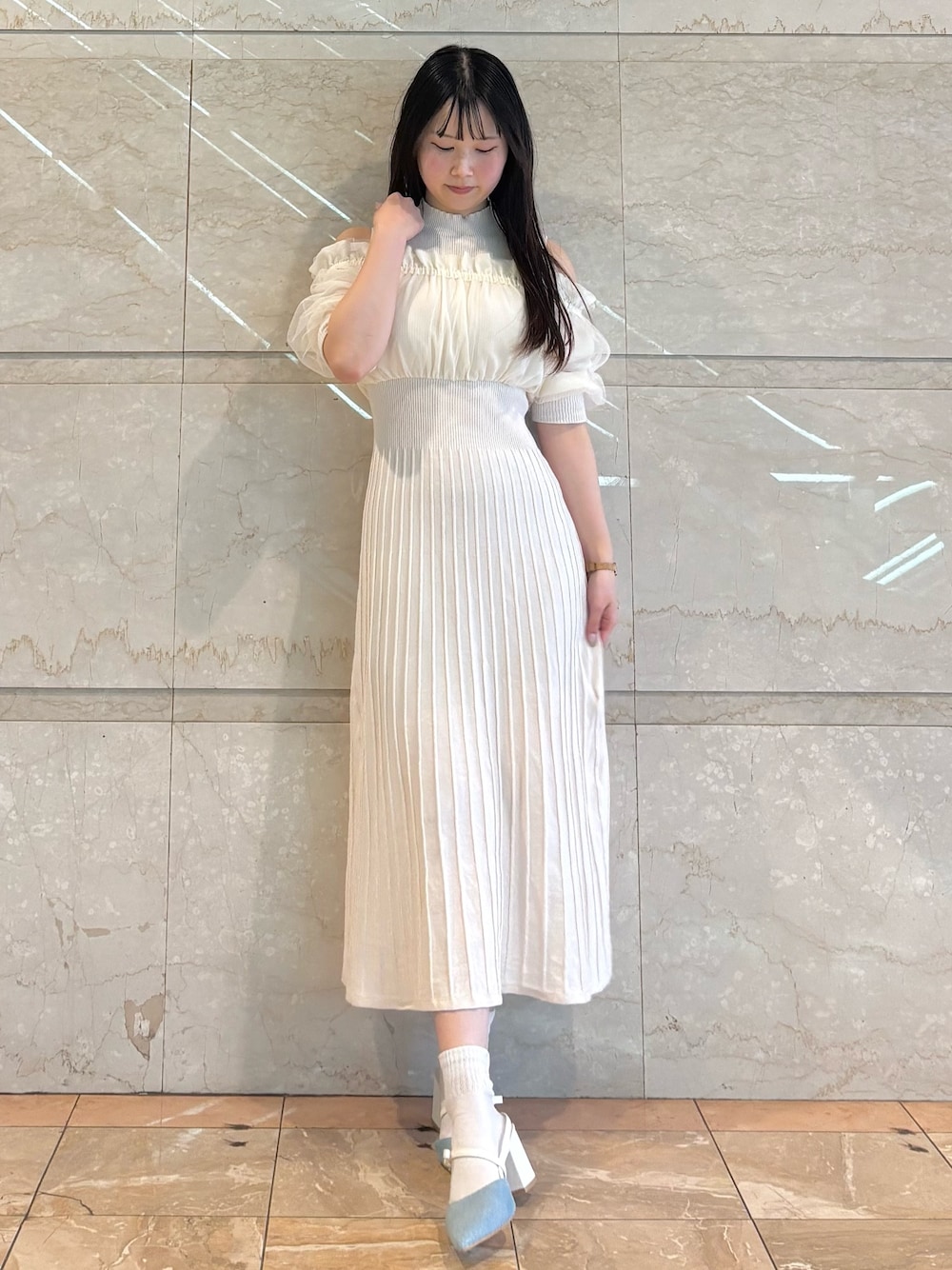 ホワイト系のワンピース、ホワイト系のパンプスを着用したレディースの春コーディネートの1枚目の写真