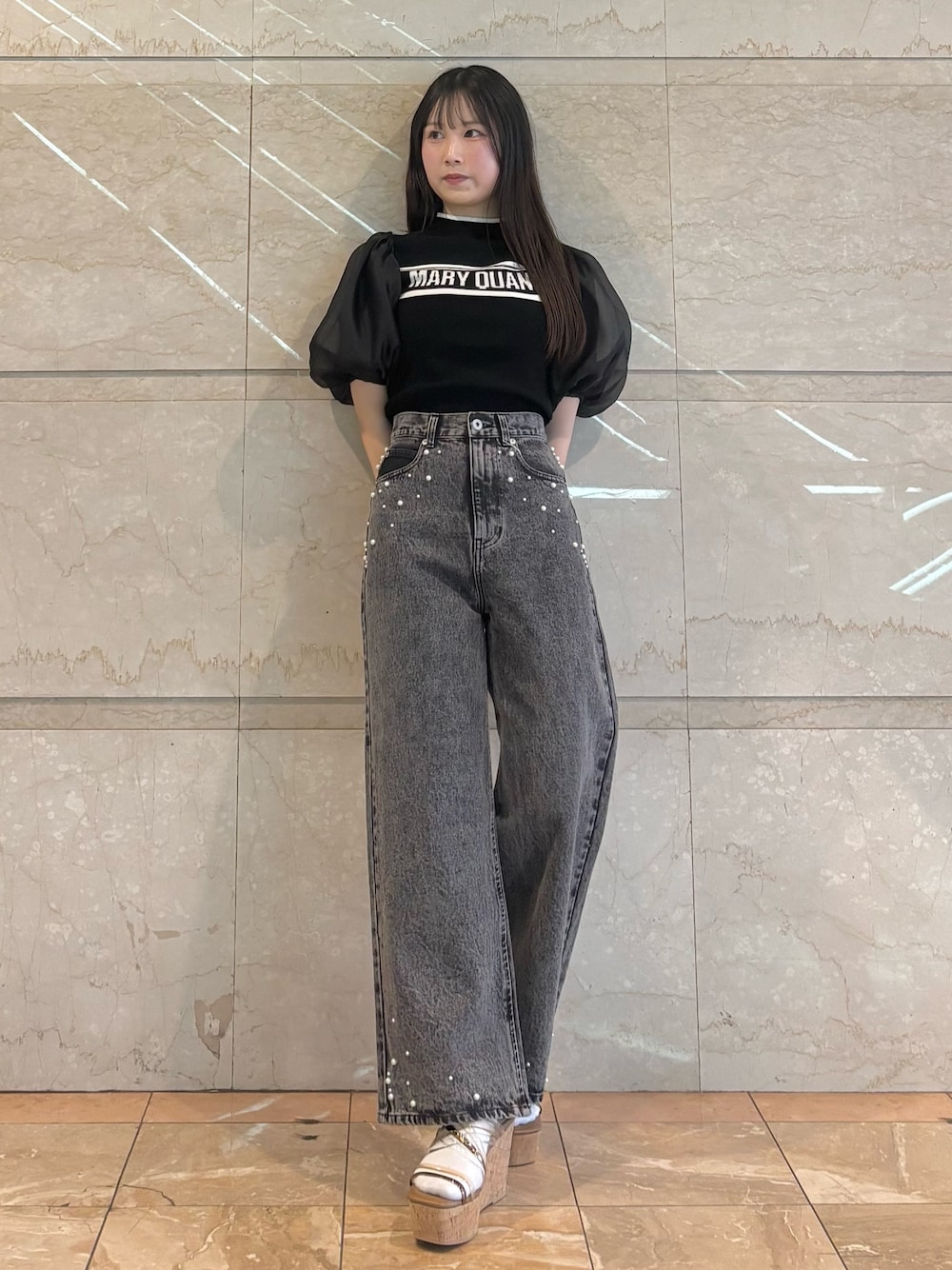 「MERCURYDUOのパールデニムパンツ（デニムパンツ、ブラック系）」を使った、NANAさん（レディース・155cm）の春コーディネートの1枚目の写真