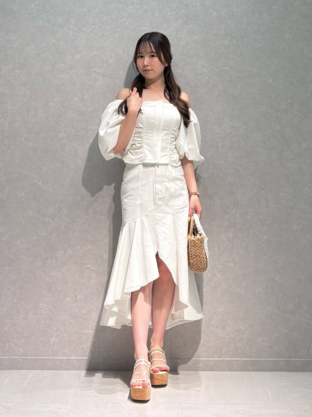 ベージュ系のハンドバッグ、その他のサンダル、ホワイト系のシャツ/ブラウスを着用したレディースの夏コーディネートの1枚目の写真