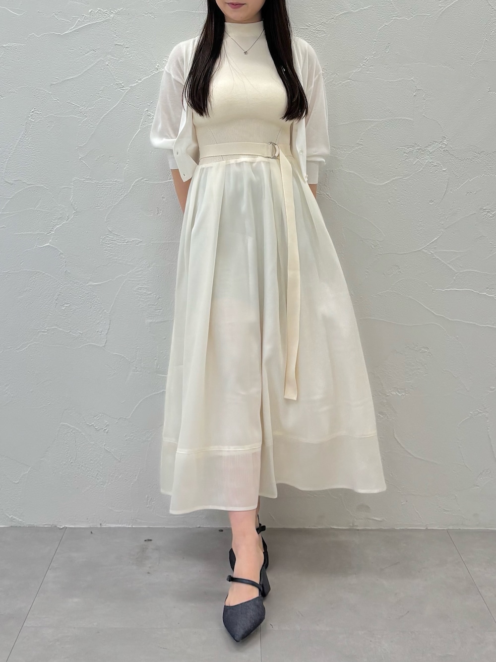 「MERCURYDUOのオーガンジーニットドッキングワンピース（ワンピース、ホワイト系）」を使った、NANAさん（レディース・155cm）の夏コーディネートの1枚目の写真